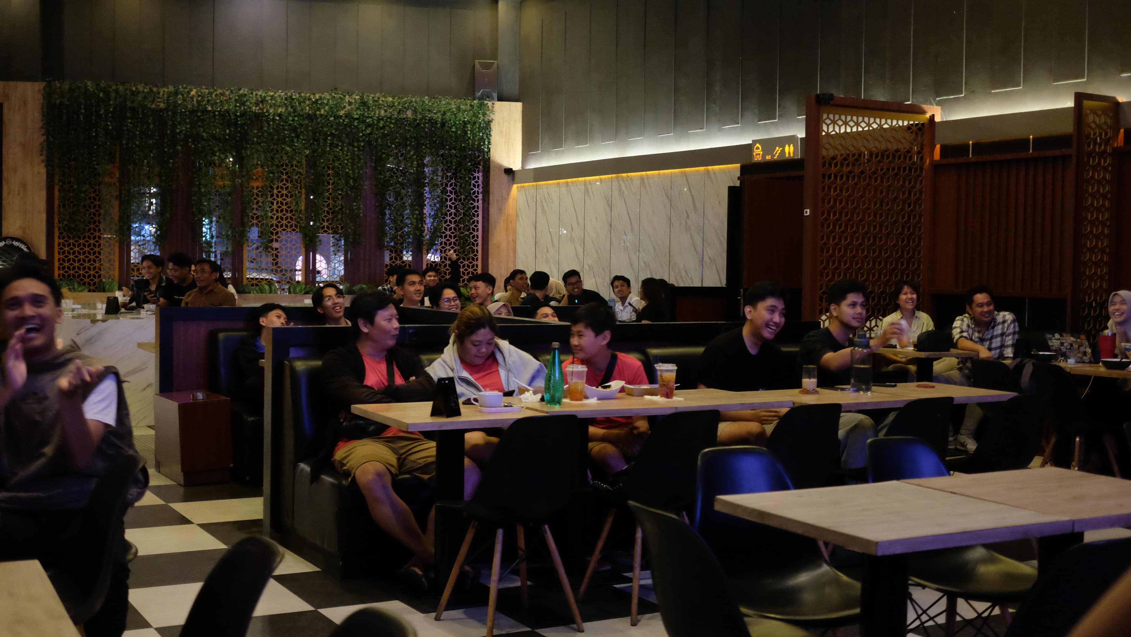Hall Room menjadi saksi berbagai momen berharga, mulai dari seminar, workshop, gathering, hingga acara komunitas. Sebuah ruang yang mempertemukan banyak orang untuk belajar, bertumbuh, dan menciptakan pengalaman bersama.
